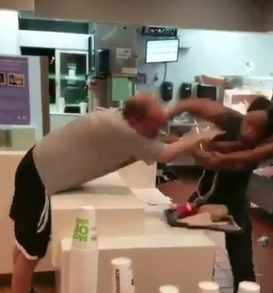فيديو صادم: زبون يعتدي على موظفة مكدونالدز ويحاول نزع ملابسها! صورة رقم 5