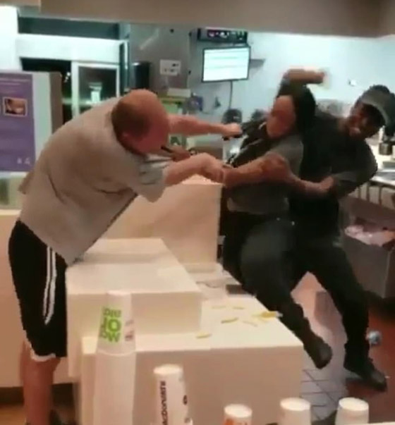 فيديو صادم: زبون يعتدي على موظفة مكدونالدز ويحاول نزع ملابسها! صورة رقم 6