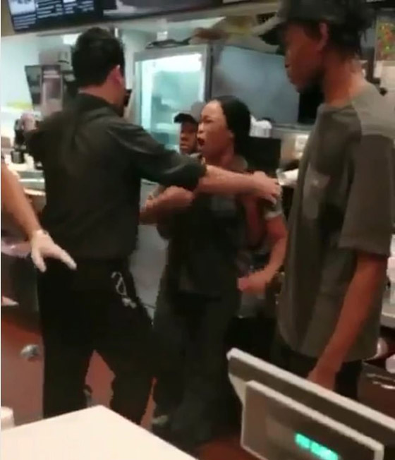 فيديو صادم: زبون يعتدي على موظفة مكدونالدز ويحاول نزع ملابسها! صورة رقم 7