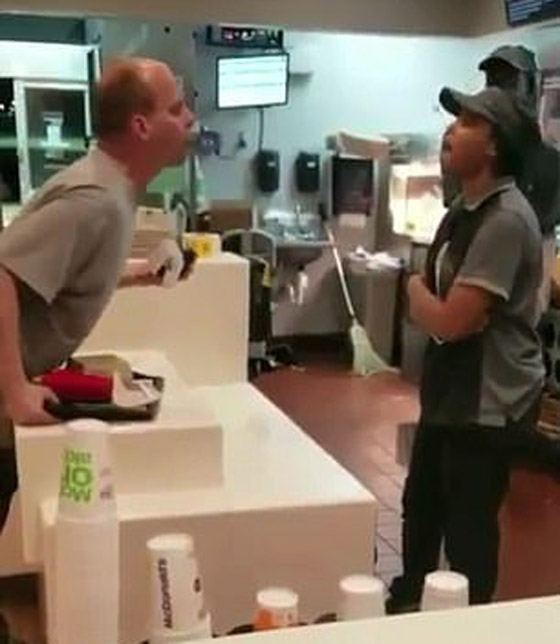 فيديو صادم: زبون يعتدي على موظفة مكدونالدز ويحاول نزع ملابسها! صورة رقم 1