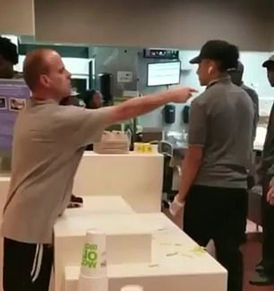 فيديو صادم: زبون يعتدي على موظفة مكدونالدز ويحاول نزع ملابسها! صورة رقم 8