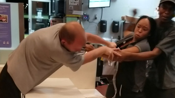 فيديو صادم: زبون يعتدي على موظفة مكدونالدز ويحاول نزع ملابسها! صورة رقم 2