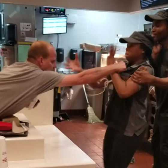 فيديو صادم: زبون يعتدي على موظفة مكدونالدز ويحاول نزع ملابسها! صورة رقم 3
