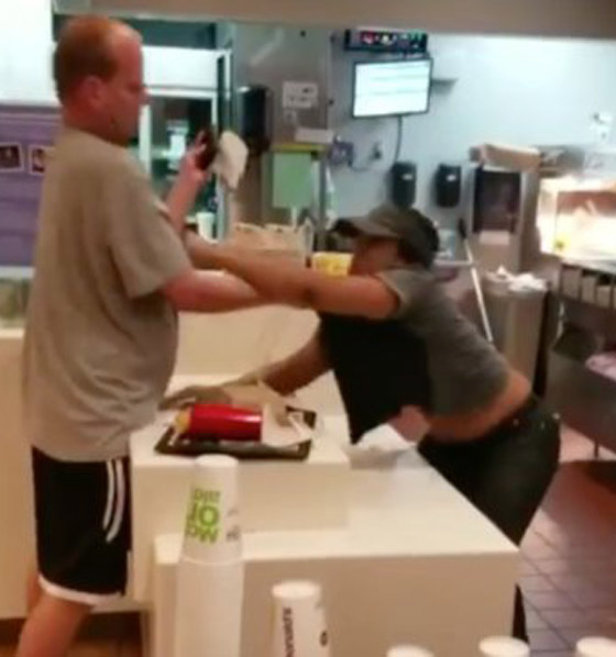 فيديو صادم: زبون يعتدي على موظفة مكدونالدز ويحاول نزع ملابسها! صورة رقم 4