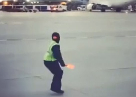  بالفيديو: موظف مطار يرقص على المدرّج بمرح ليضحك طفلا يبكي صورة رقم 2