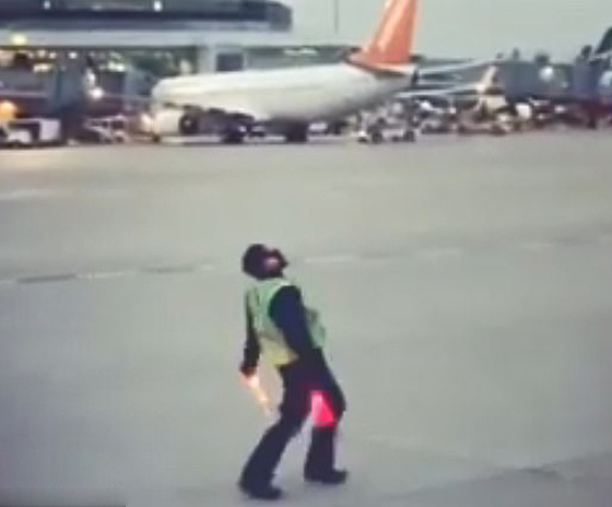  بالفيديو: موظف مطار يرقص على المدرّج بمرح ليضحك طفلا يبكي صورة رقم 3