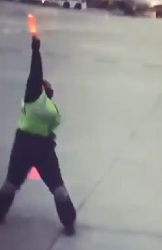  بالفيديو: موظف مطار يرقص على المدرّج بمرح ليضحك طفلا يبكي صورة رقم 4
