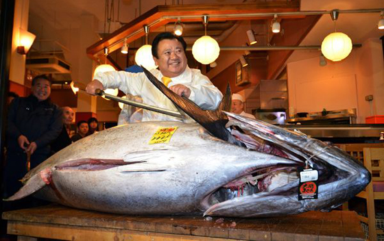 بالفيديو والصور.. بيع سمكة تونة بـ3 ملايين دولار في اليابان صورة رقم 8