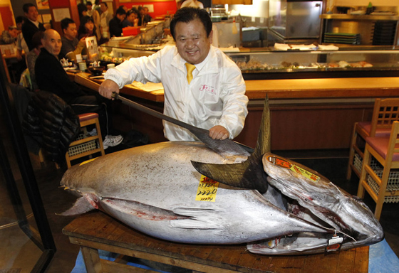 بالفيديو والصور.. بيع سمكة تونة بـ3 ملايين دولار في اليابان صورة رقم 9