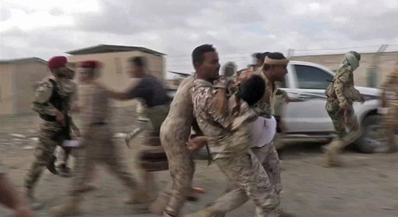 مقتل 6 جنود وإصابة قياديين في هجوم على العرض العسكري في لحج! فيديو صورة رقم 2