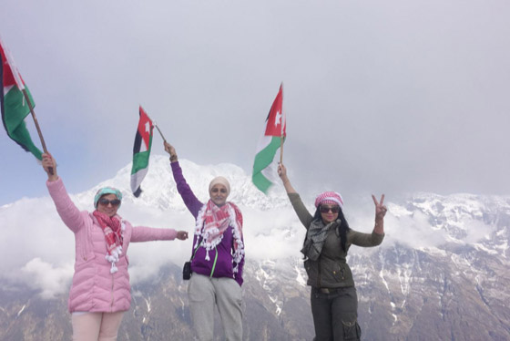 صور إعلامية أردنية تنجح في تسلّق أعلى قمة جبلية في إفريقيا!  صورة رقم 1