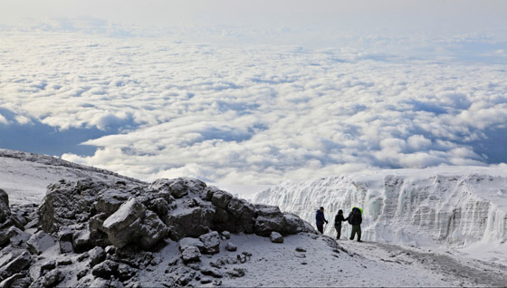 صور إعلامية أردنية تنجح في تسلّق أعلى قمة جبلية في إفريقيا!  صورة رقم 4
