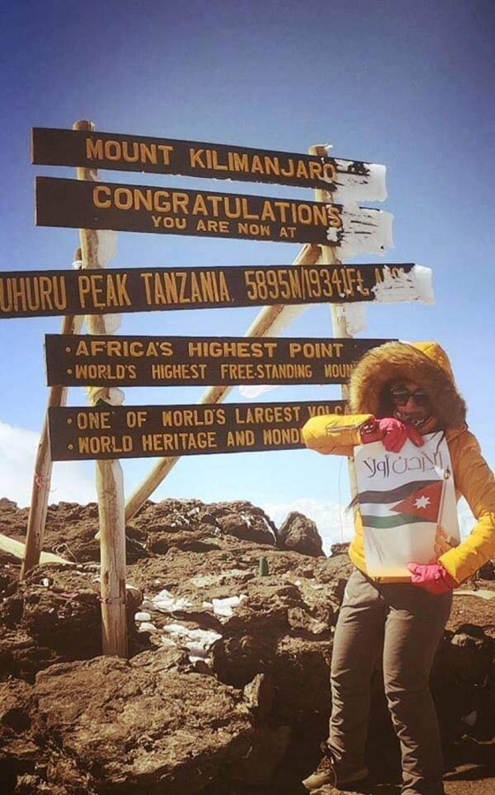 صور إعلامية أردنية تنجح في تسلّق أعلى قمة جبلية في إفريقيا!  صورة رقم 2