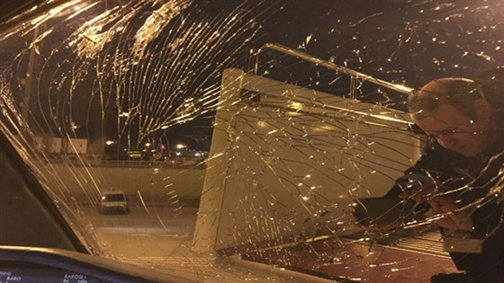  فيديو وصور: تشقق زجاج قمرة قيادة طائرة عمانية أثناء تحليقها بالهواء! صورة رقم 1