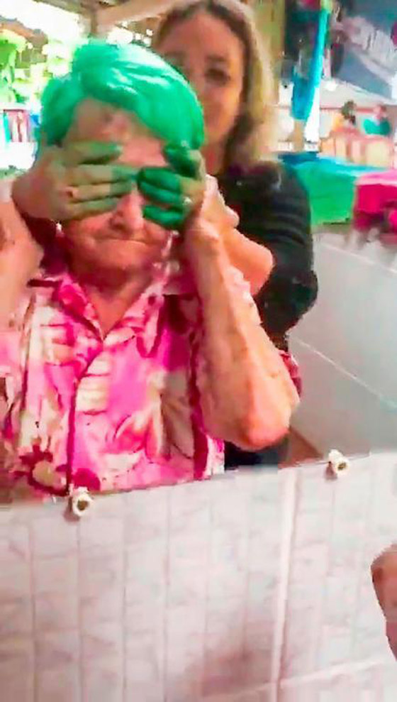 فيديو طريف: جدة 80 عاما تصرخ بفرحه بعد صبغ شعرها بلون أخضر صارخ! صورة رقم 1