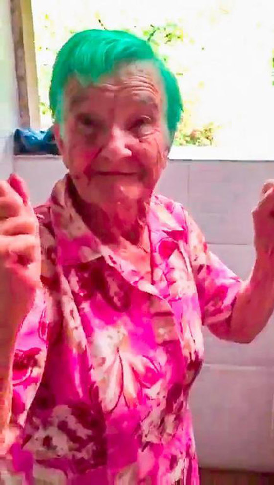 فيديو طريف: جدة 80 عاما تصرخ بفرحه بعد صبغ شعرها بلون أخضر صارخ! صورة رقم 2
