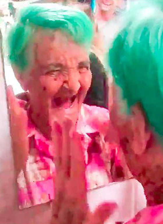 فيديو طريف: جدة 80 عاما تصرخ بفرحه بعد صبغ شعرها بلون أخضر صارخ! صورة رقم 3