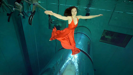 ثنائي يدخلان موسوعة غينيس لأطول رقصة تحت الماء بدون أكسجين! فيديو صورة رقم 2