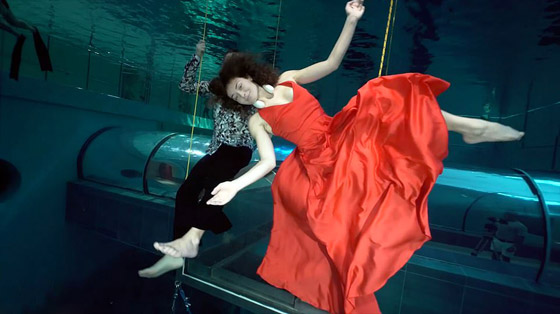 ثنائي يدخلان موسوعة غينيس لأطول رقصة تحت الماء بدون أكسجين! فيديو صورة رقم 5