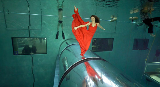 ثنائي يدخلان موسوعة غينيس لأطول رقصة تحت الماء بدون أكسجين! فيديو صورة رقم 6