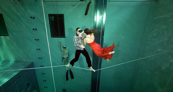 ثنائي يدخلان موسوعة غينيس لأطول رقصة تحت الماء بدون أكسجين! فيديو صورة رقم 7