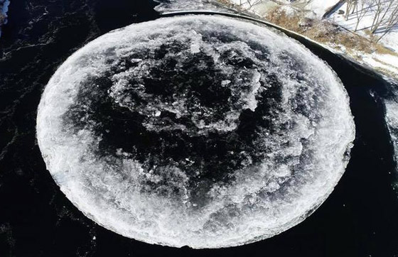 فيديو مذهل.. ظهور قرص جليدي عملاق في نهر أمريكي يلفت الأنظار صورة رقم 2