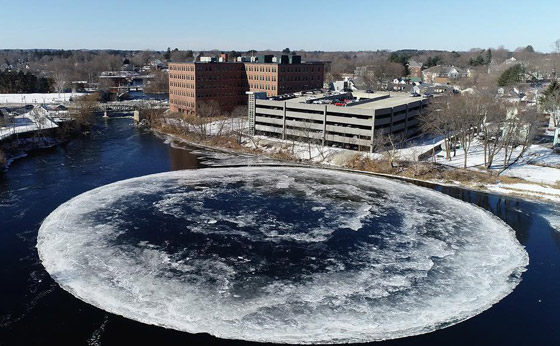 فيديو مذهل.. ظهور قرص جليدي عملاق في نهر أمريكي يلفت الأنظار صورة رقم 5