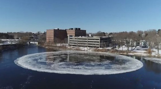 فيديو مذهل.. ظهور قرص جليدي عملاق في نهر أمريكي يلفت الأنظار صورة رقم 7