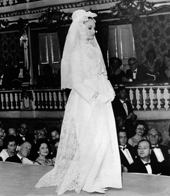 صور أجمل فساتين زفاف مبهرة من تصميم (ديور) منذ عام 1954 حتى الآن صورة رقم 1