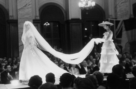 صور أجمل فساتين زفاف مبهرة من تصميم (ديور) منذ عام 1954 حتى الآن صورة رقم 2