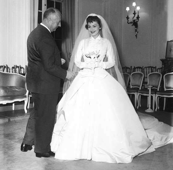 صور أجمل فساتين زفاف مبهرة من تصميم (ديور) منذ عام 1954 حتى الآن صورة رقم 3
