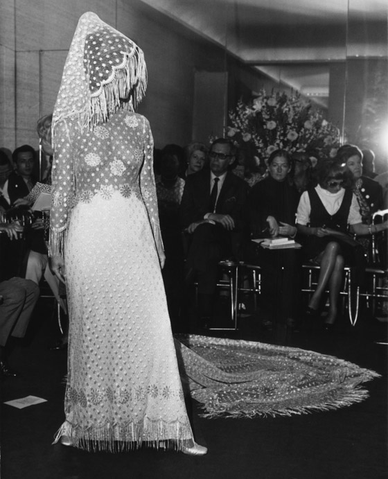 صور أجمل فساتين زفاف مبهرة من تصميم (ديور) منذ عام 1954 حتى الآن صورة رقم 4