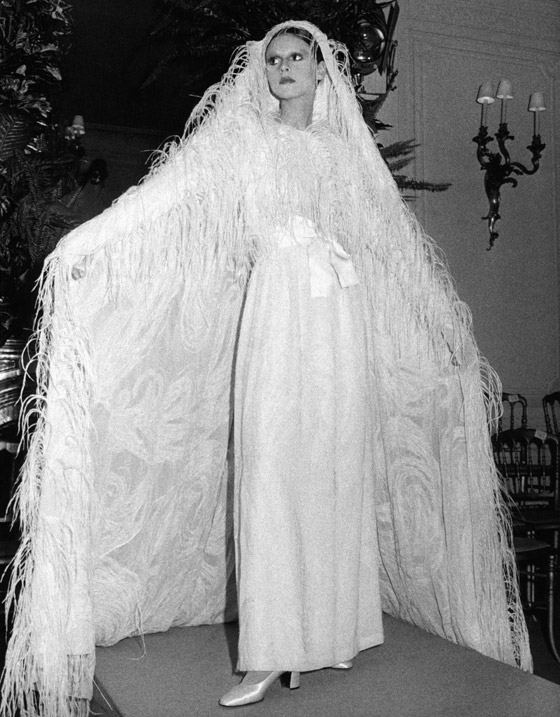 صور أجمل فساتين زفاف مبهرة من تصميم (ديور) منذ عام 1954 حتى الآن صورة رقم 5