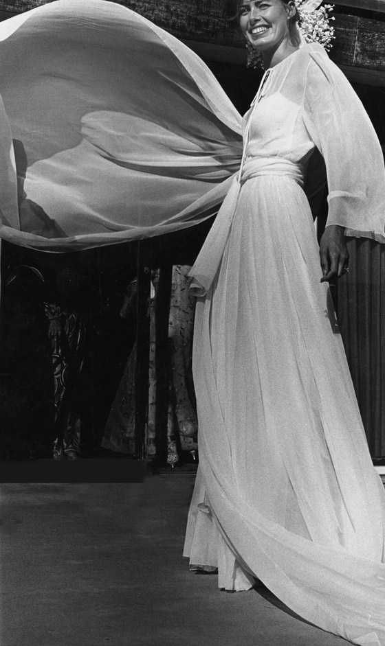 صور أجمل فساتين زفاف مبهرة من تصميم (ديور) منذ عام 1954 حتى الآن صورة رقم 6