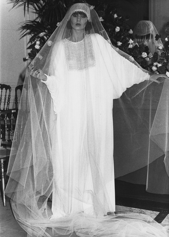 صور أجمل فساتين زفاف مبهرة من تصميم (ديور) منذ عام 1954 حتى الآن صورة رقم 7