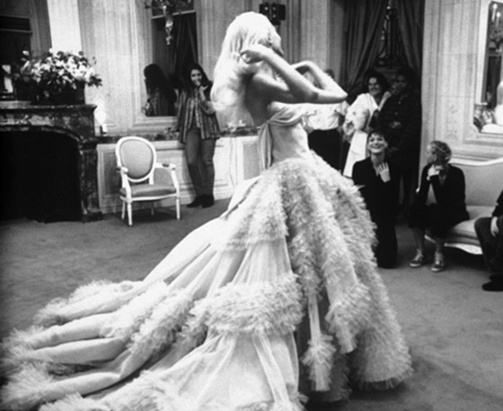 صور أجمل فساتين زفاف مبهرة من تصميم (ديور) منذ عام 1954 حتى الآن صورة رقم 15