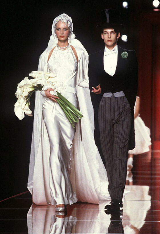 صور أجمل فساتين زفاف مبهرة من تصميم (ديور) منذ عام 1954 حتى الآن صورة رقم 16