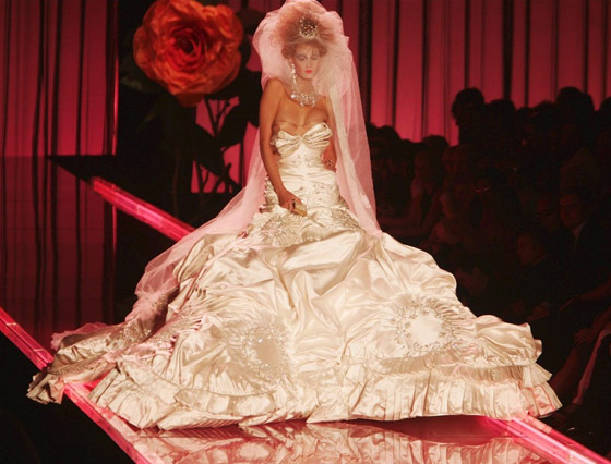 صور أجمل فساتين زفاف مبهرة من تصميم (ديور) منذ عام 1954 حتى الآن صورة رقم 18