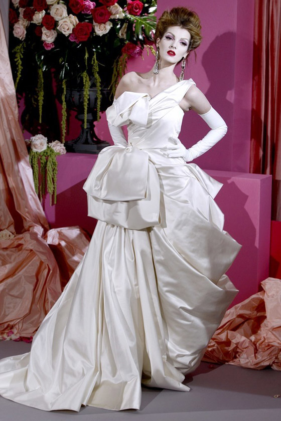 صور أجمل فساتين زفاف مبهرة من تصميم (ديور) منذ عام 1954 حتى الآن صورة رقم 21