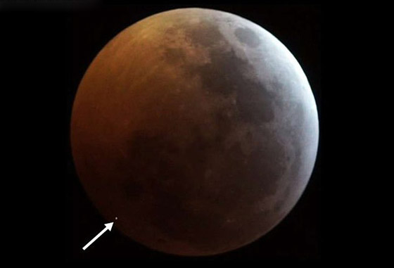 بالفيديو.. رصد وميض غامض على سطح القمر أثناء خسوفه الدامي! صورة رقم 1
