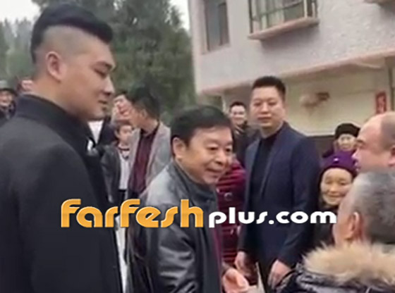هذه هي الانسانية: مليونير صيني  يوزع الملايين على أبناء قريته الفقراء! فيديو صورة رقم 7