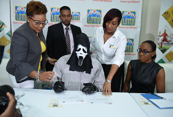 فيديو وصور: جامايكي يتخفى بقناع ليستلم جائزة 1.1 مليون دولار  صورة رقم 2