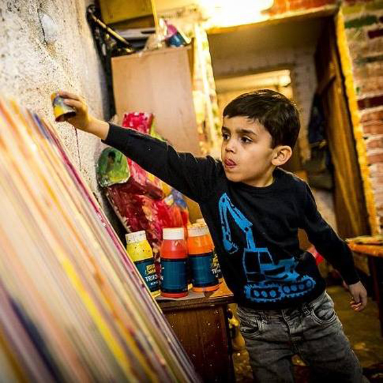طفل معجزة (6 أعوام) يبهر عشاق الفن ويبيع اللوحة بـ1000 يورو صورة رقم 6