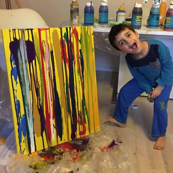 طفل معجزة (6 أعوام) يبهر عشاق الفن ويبيع اللوحة بـ1000 يورو صورة رقم 8