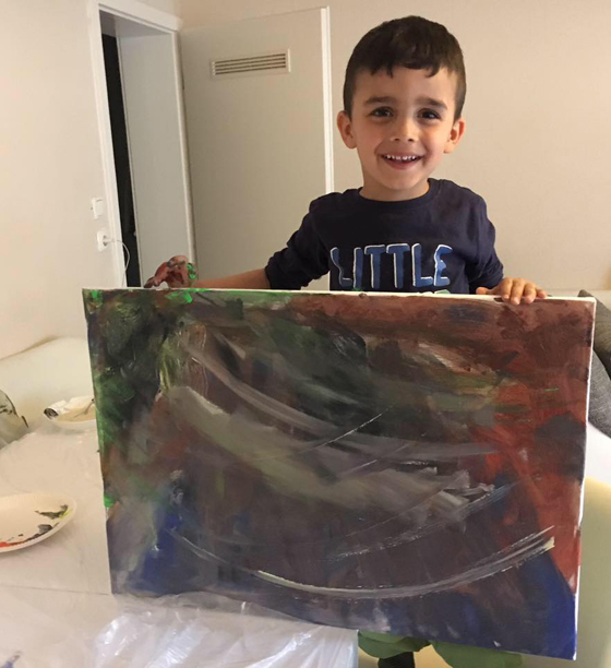 طفل معجزة (6 أعوام) يبهر عشاق الفن ويبيع اللوحة بـ1000 يورو صورة رقم 9