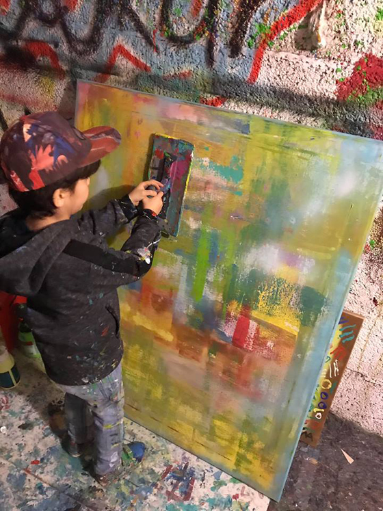 طفل معجزة (6 أعوام) يبهر عشاق الفن ويبيع اللوحة بـ1000 يورو صورة رقم 10