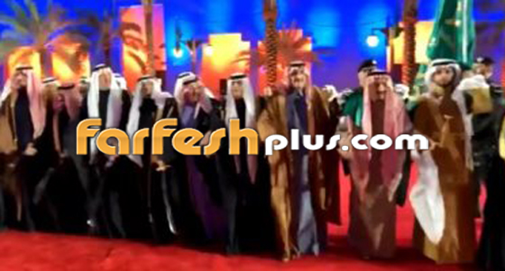  بالفيديو: خادم الحرمين الشريفين الملك سلمان يؤدى رقصة العرضة السعودية صورة رقم 1