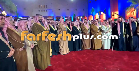  بالفيديو: خادم الحرمين الشريفين الملك سلمان يؤدى رقصة العرضة السعودية صورة رقم 4