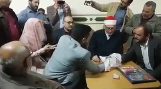فيديو مؤثر: أب أصم يعقد قران ابنته بلغة الإشارة والعروس تترجم صورة رقم 2
