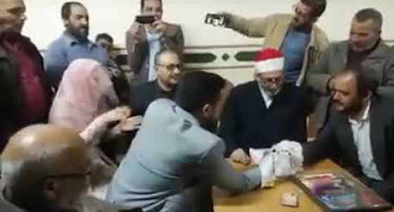 فيديو مؤثر: أب أصم يعقد قران ابنته بلغة الإشارة والعروس تترجم صورة رقم 3